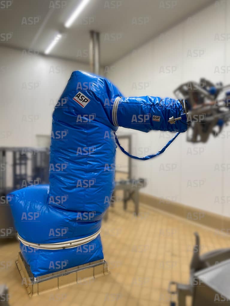 Un robot industriel protégé par une housse de protection bleue dans une usine industrie agroalimentaire